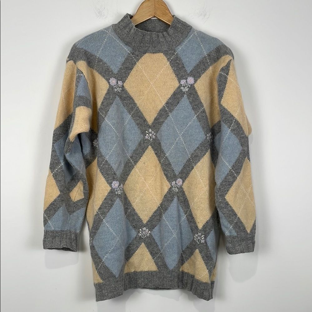 Casual Corner Women’s Large Sweater Lambswool Angora Gray Argyle Embroidery